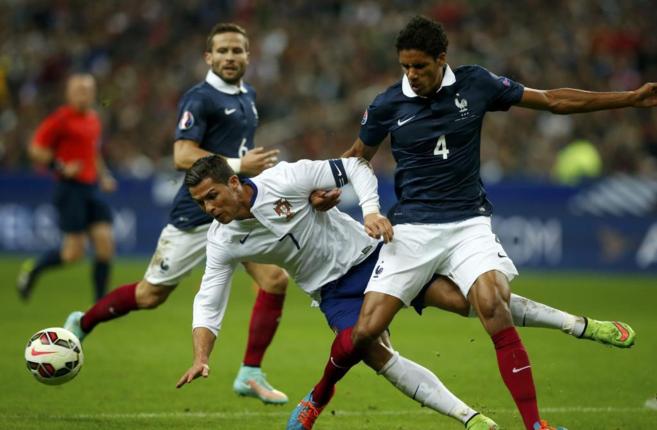 Varane detiene a Cristiano en el partido entre Portugal y Francia.