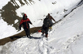 Soldados nepales portan el cadver de un montaero.