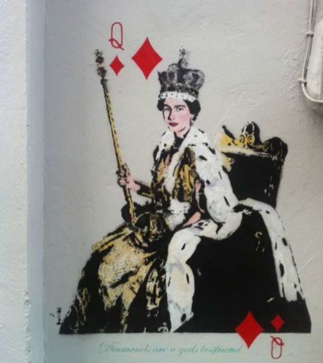 La reina Isabel II tampoco falta en el repertorio de la grafitera