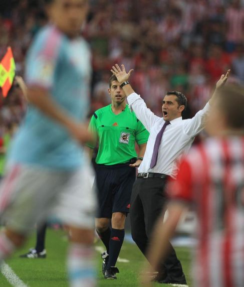 Valverde protesta una accin durante el encuentro.