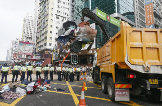 Retirada de barricadas en el centro de Hong Kong.