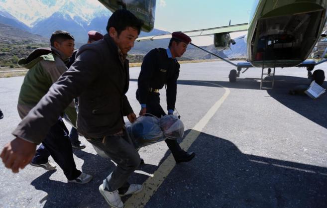 Rescate de cuerpos de montaeros fallecidos en Nepal.