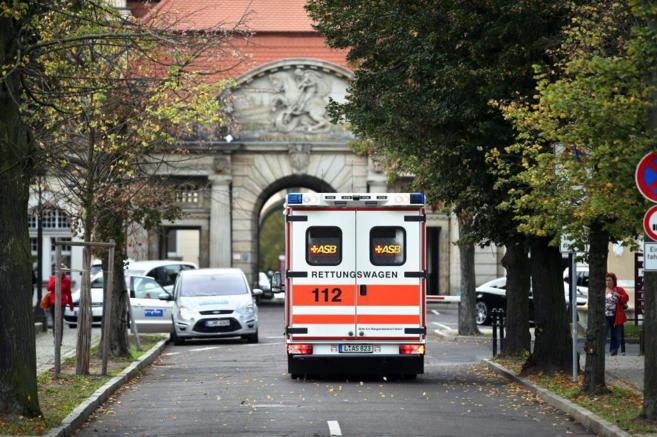 Una ambulancia lleva a un enfermo de ébola por las calles de Leipzig...