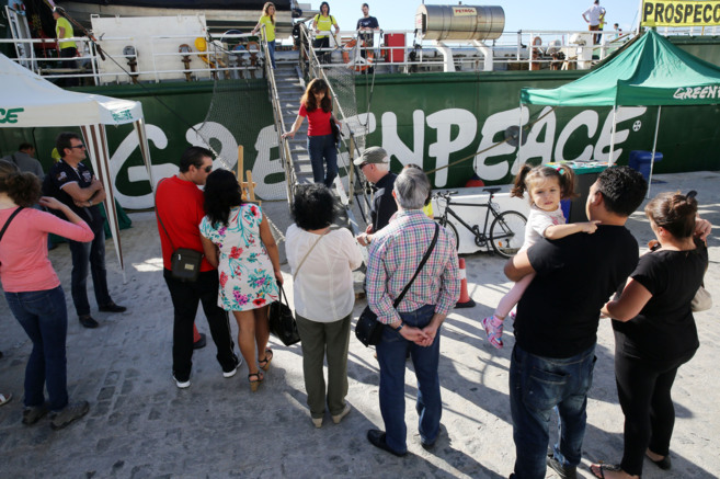 Visitantes del puerto visitan el barco de Greenpeace el da previo a...