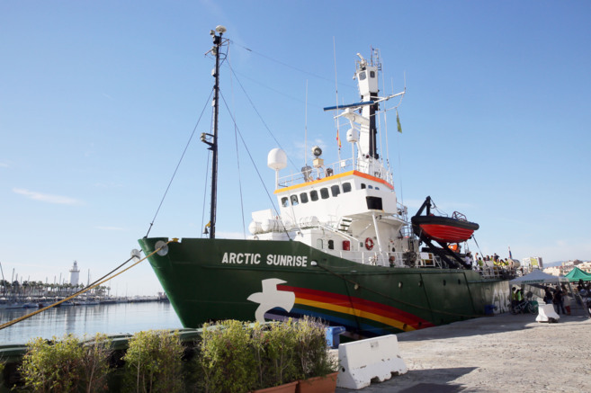 El buque de Greenpeace en el muelle dos del puerto de Mlaga.