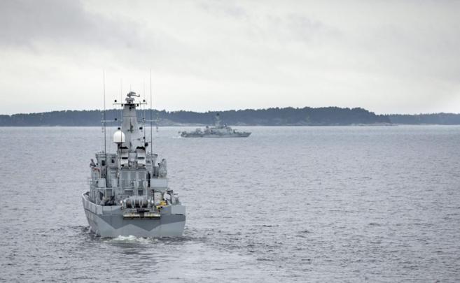 Varios buques de guerra suecos buscan al submarino en aguas...