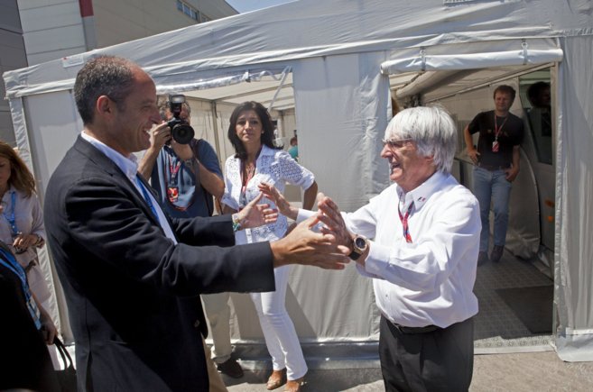 Francisco Camps y Bernie Ecclestone se saludan durante el Gran Premio...