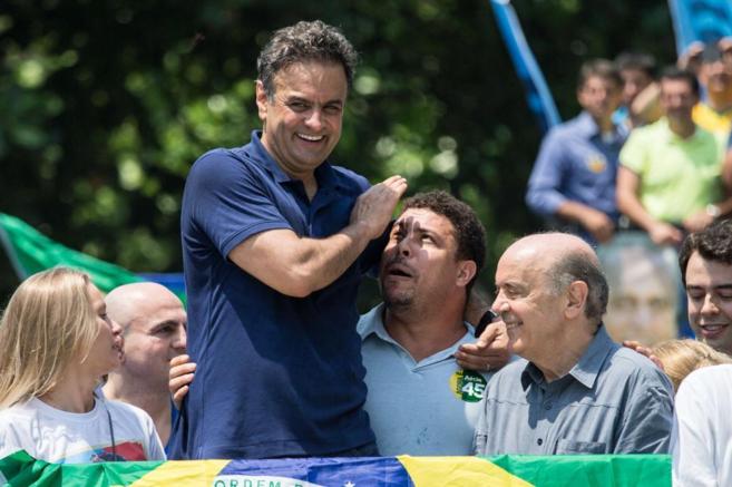 El candidato presidencial Aecio Neves abraza al ex futbolista Ronaldo...