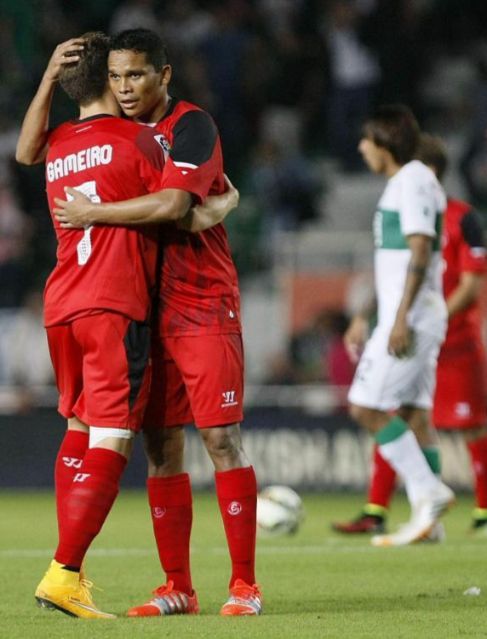 Gameiro y Bacca celebran uno de los goles del Sevilla.