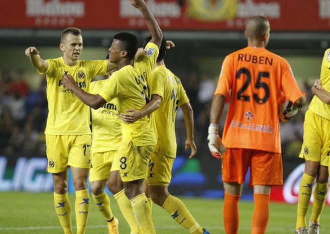 Los jugadores del Villarreal celebran uno de los tantos de Uche.