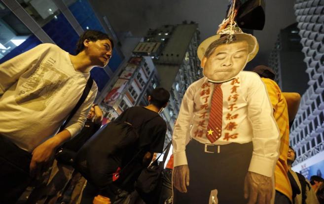 Una figura de cartn de Leung Chun-ying en las manifestaciones...