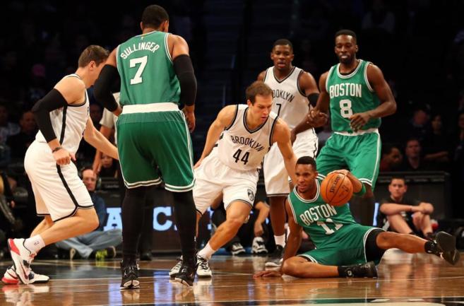 Momento del partido entre los Nets y los Celtics, primero disputado a...