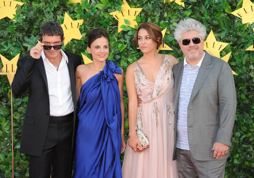 El director de cine Pedro Almodvar junto a los actores Antonio...