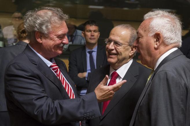 El ministro de Exteriores Margallo (dcha.), en Luxemburgo con sus...