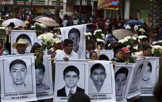Familiares de los 43 estudiantes desaparecidos piden justicia, ayer en...
