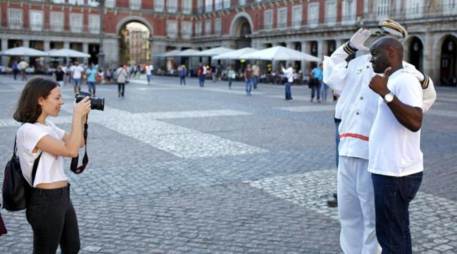 Un turista se fotografía con una de las 'estatuas humanas'...