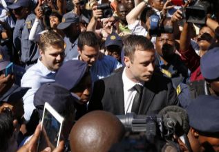 Pistorius, a su llegada hoy al tribunal de Pretoria.