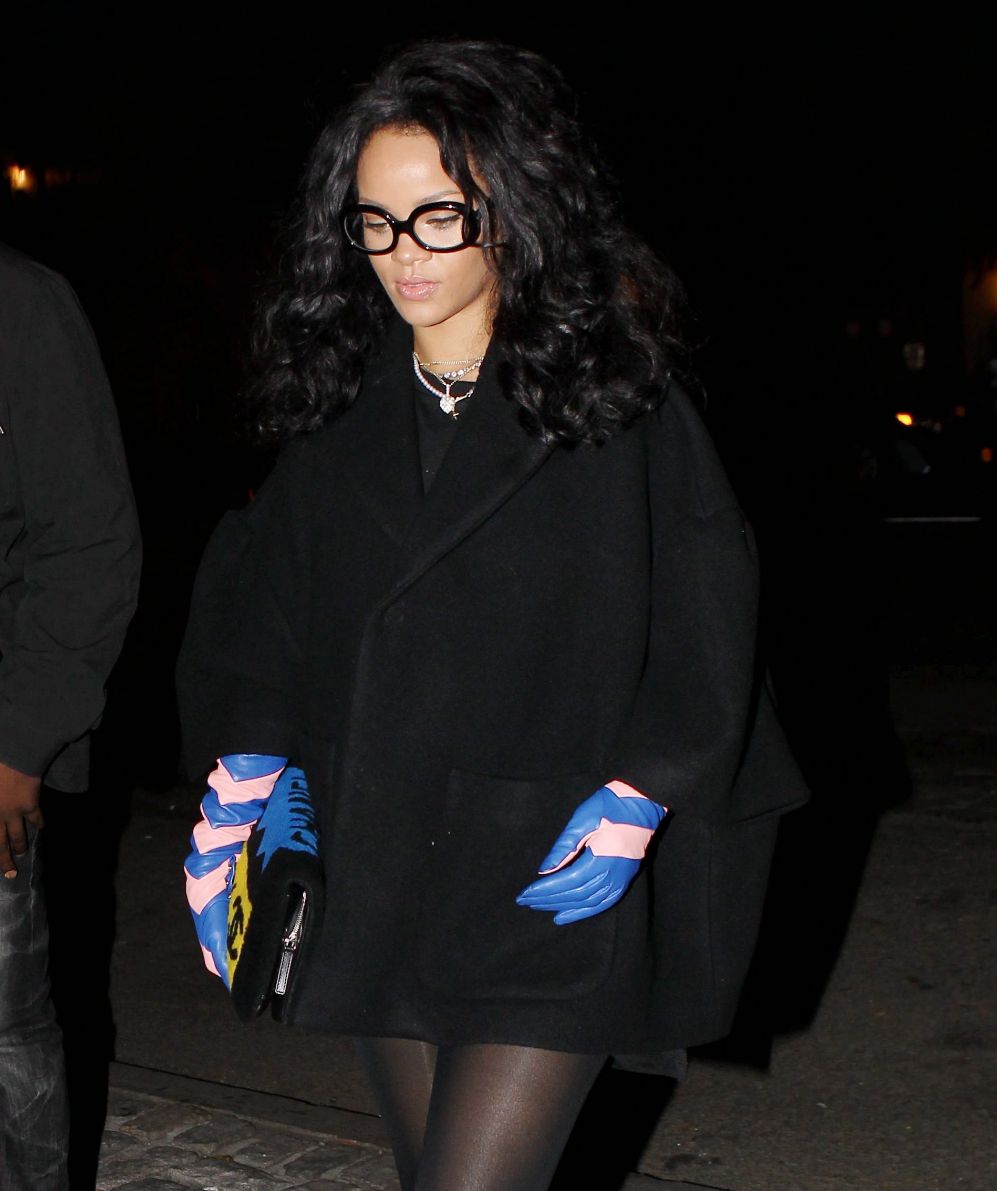 Look sorprendente para Rihanna. En modo hipster con gafas de pasta y,...