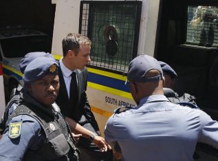 Pistorius entra en el furgn policial.