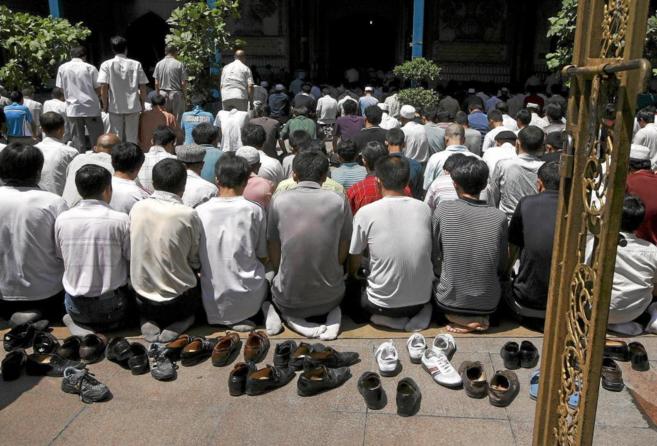 Miembros de la comunidad uigur, durante el rezo, en Xinjiang.