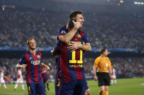 Messi y Nemar celebran el seguno gol.