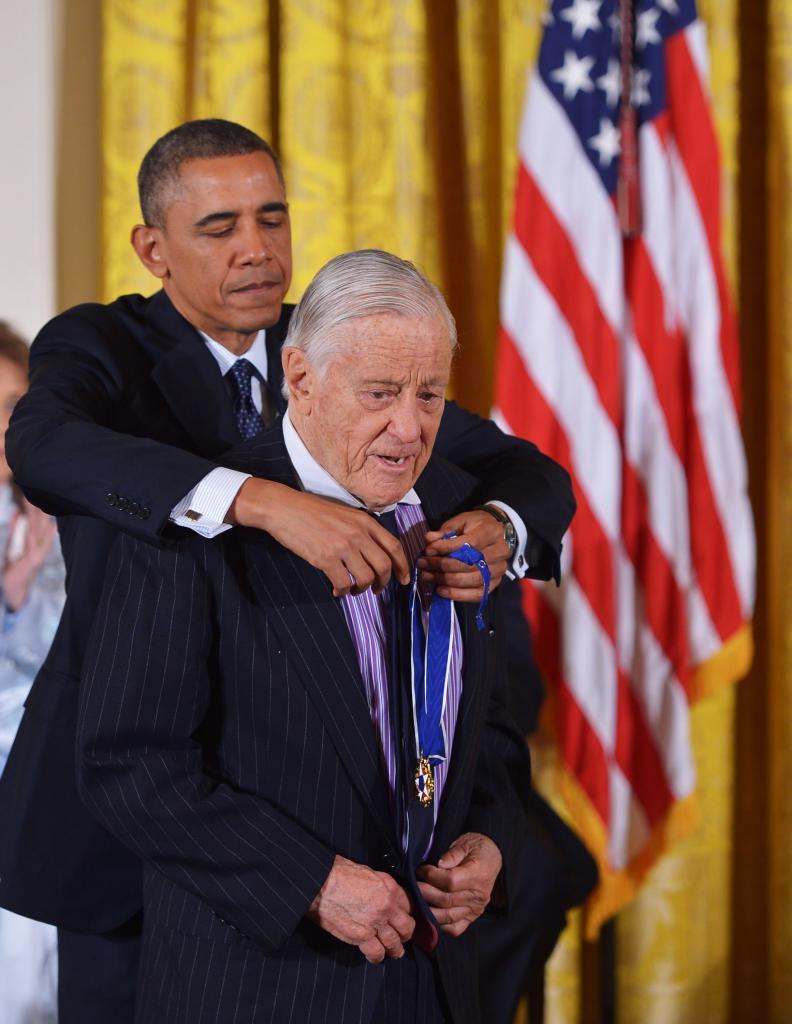 Barack Obama impone la Medalla de la Libertad por su labor...