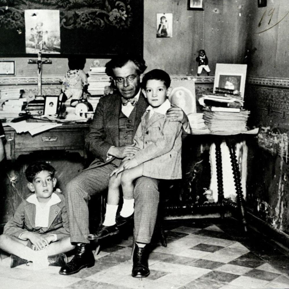 Pedro Luis de Glvez con sus dos hijos.