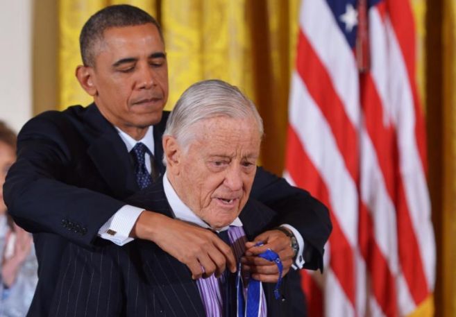 Barack Obama impone la Medalla de la Libertad por su labor...