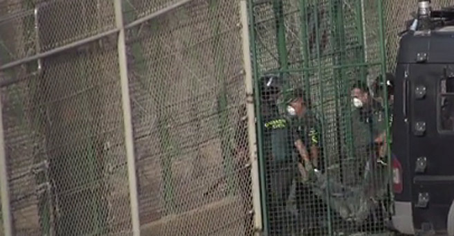 Un inmigrante es devuelto en caliente en la frontera de Melilla.