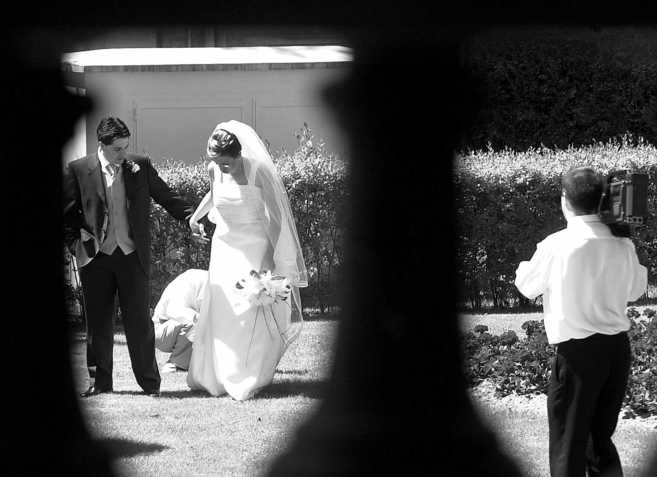 Una pareja de recin casados durante el reportaje fotogrfico de su...