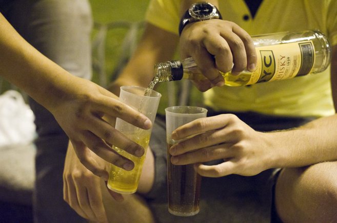 Jvenes se sirven whisky durante un'botelln'.