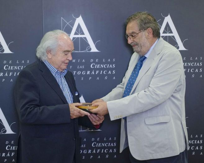Antn Garca Abril recibiendo el premio.