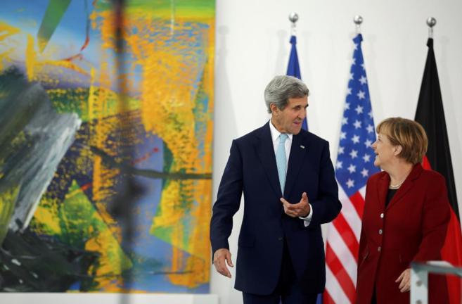 El secretario de Estado de EEUU, John Kerry, junto a Angela Merkel.