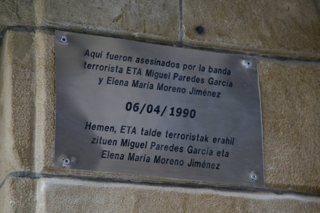 Covite coloca una placa en recuerdo de Miguel Paredes y Elena Morena,...