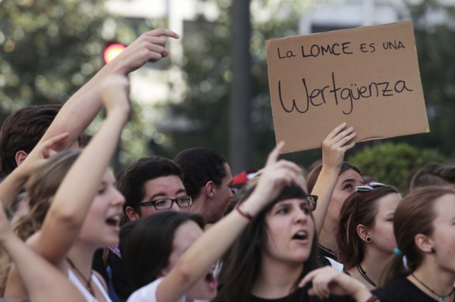 Manifestación de estudiantes por la Gran Vía de Granada, durante la...