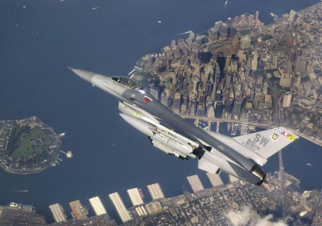 Un F16 sobrevuela Nueva York en misin de vigilancia del Comando...