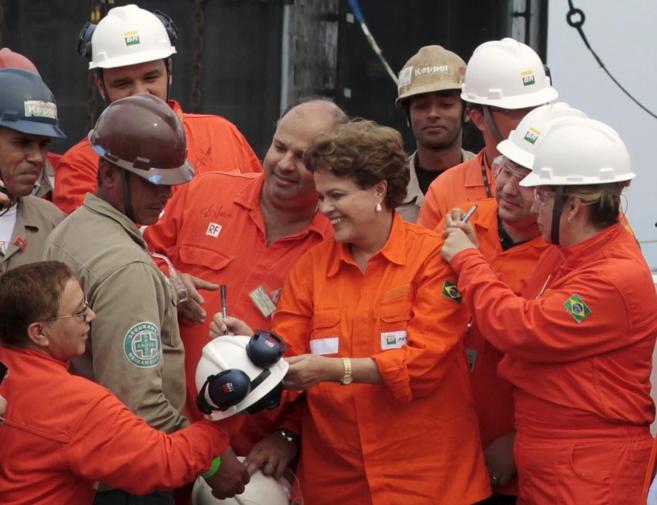 La presidenta Dilma Rousseff firma autgrafos en una visita a una...