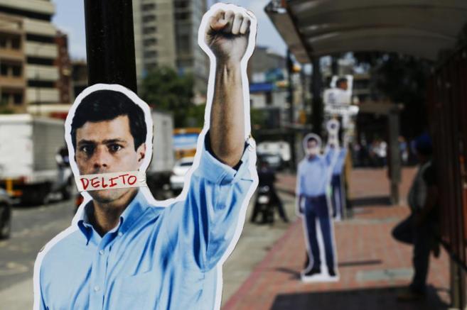 Figuras de cartón de líder encarcelado Leopoldo López, este verano...