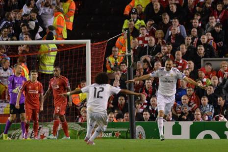Benzema celebra uno de sus dos goles ante el Liverpool.