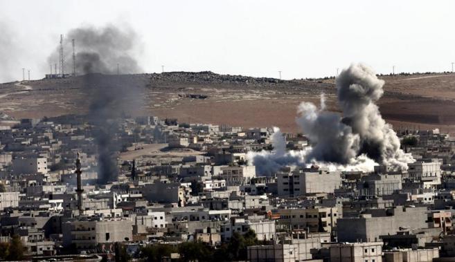 Varias columnas de humo se elevan sobre Kobane tras un supuesto ataque...
