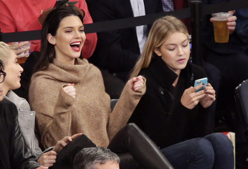 Las modelos Kendall Jenner y Gigi Hadid se dejaron ver anoche en un...