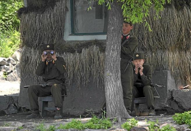 Soldados norcoreanos vigilan la frontera con China cerca de la...