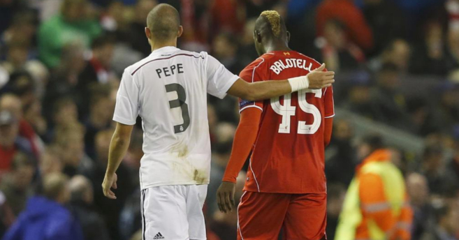 Pepe, junto a Mario Balotelli, en el descanso del Liverpool-Real...