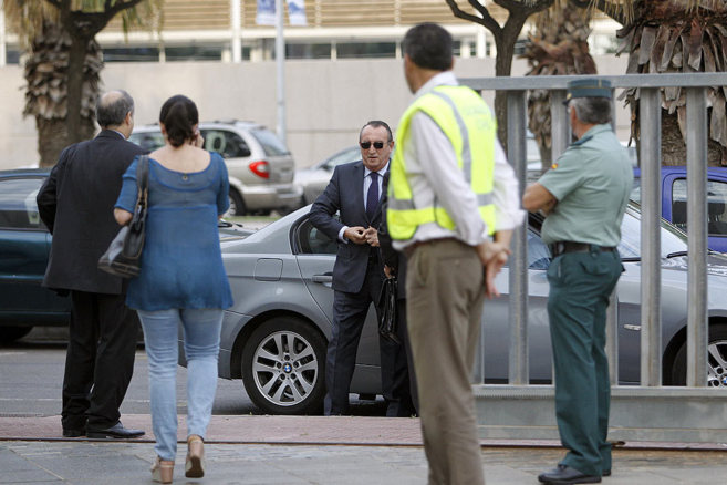 El ex presidente de la Diputacin de Castelln a la entrada de los...