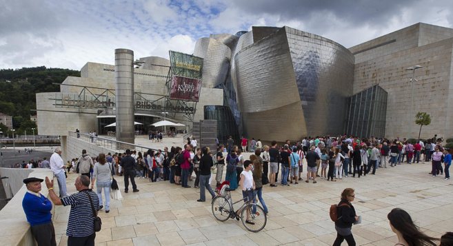 Colas de turistas visitantes en el museo Guggenheim.