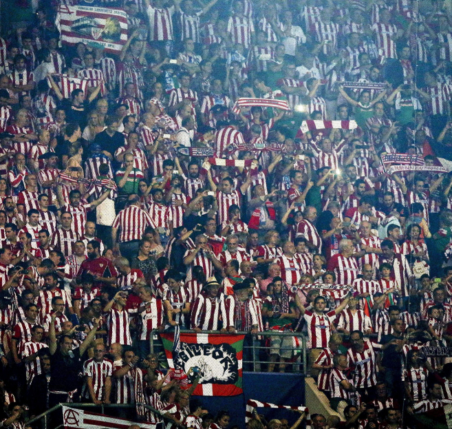 Aficionados del Athletic de Bilbao apoyan a su equipo ante el Oporto.