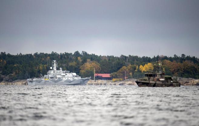 Buques militares buscan actividad submarina en la baha de Namdo,...