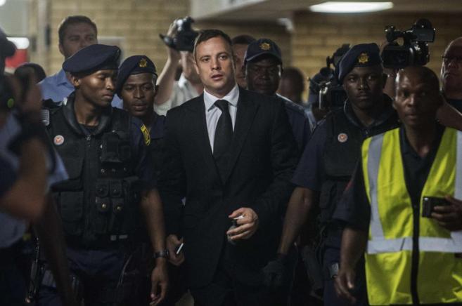 Pistorius es conducido por agentes de seguridad tras ser condenado.