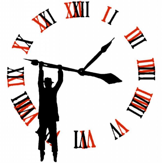 Un hombre colgado de un reloj para representar el cambio de hora.