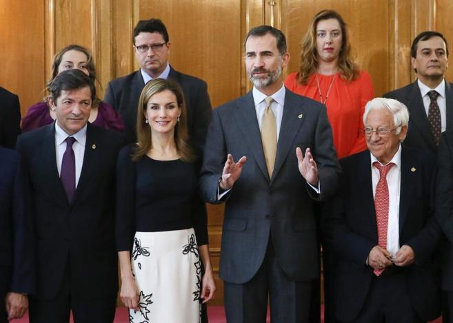 Los Reyes, junto al presidente de Asturias y el Padre ngel, durante...